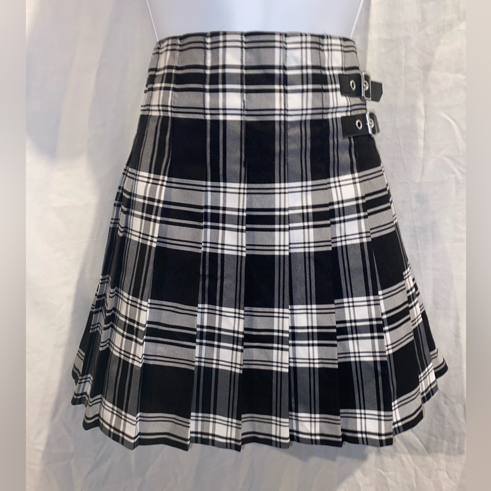 Junior’s size 11-13 NO BOUNDARIES school uniform style skirt